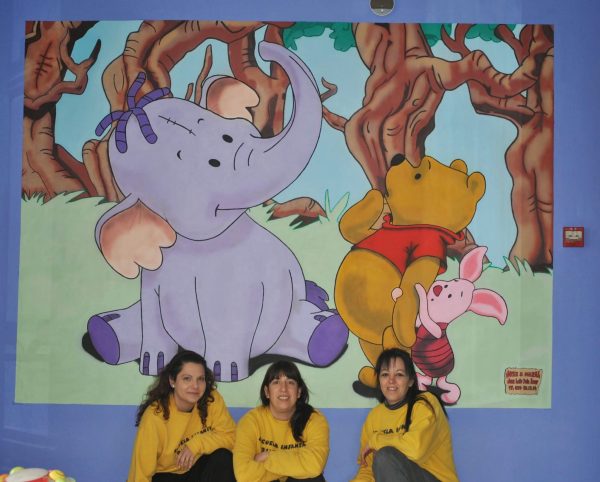 Mural_Winnie_the_pooh_con_chicas